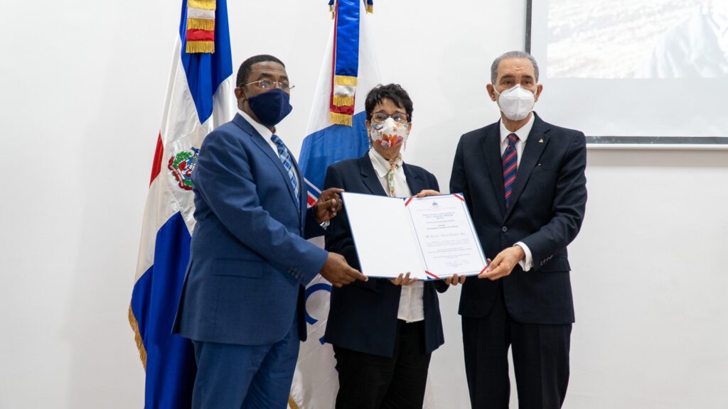 Dra. Graciela Godoy de Lutz UNPHU recibe premio Científico del año 2020