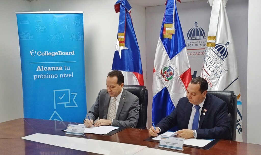 El director ejecutivo del Ideice, doctor Jesús Andújar Avilés y el vicepresidente de College Board LATAM, maestro Pablo F. Martínez, durante firma de convenio.