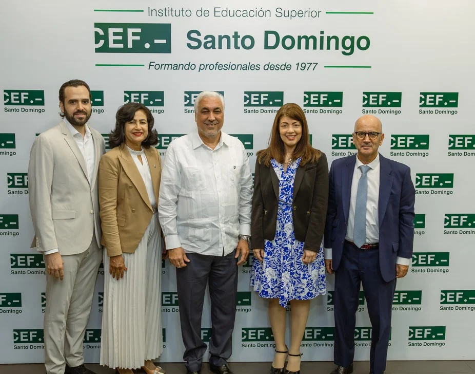 La Universidad APEC y CEF Santo Domingo refuerzan lazos académicos.
