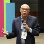 Neurocirujano llama a médicos a ejercer con humanismo